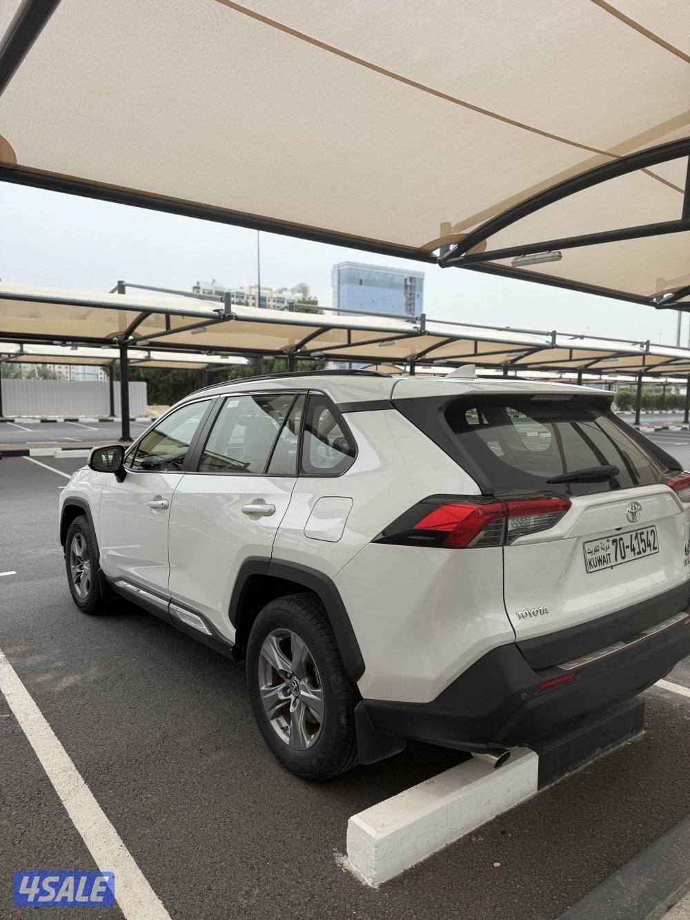 للبيع RAV4 وارد الوكاله عداد 68(شرط الفحص)4