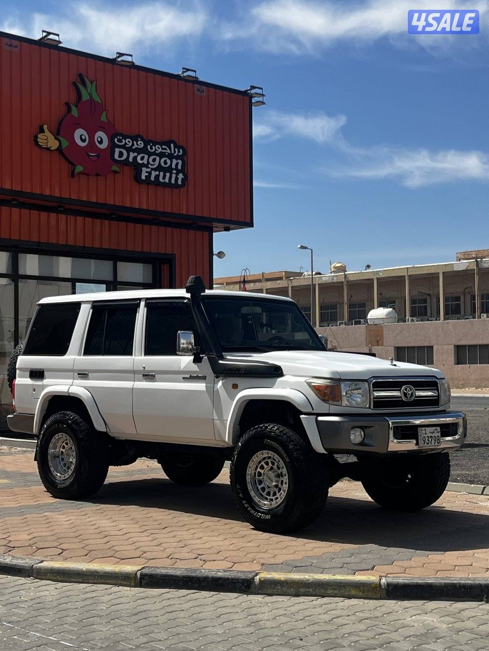 للبيع جيب تويوتا نص LC760