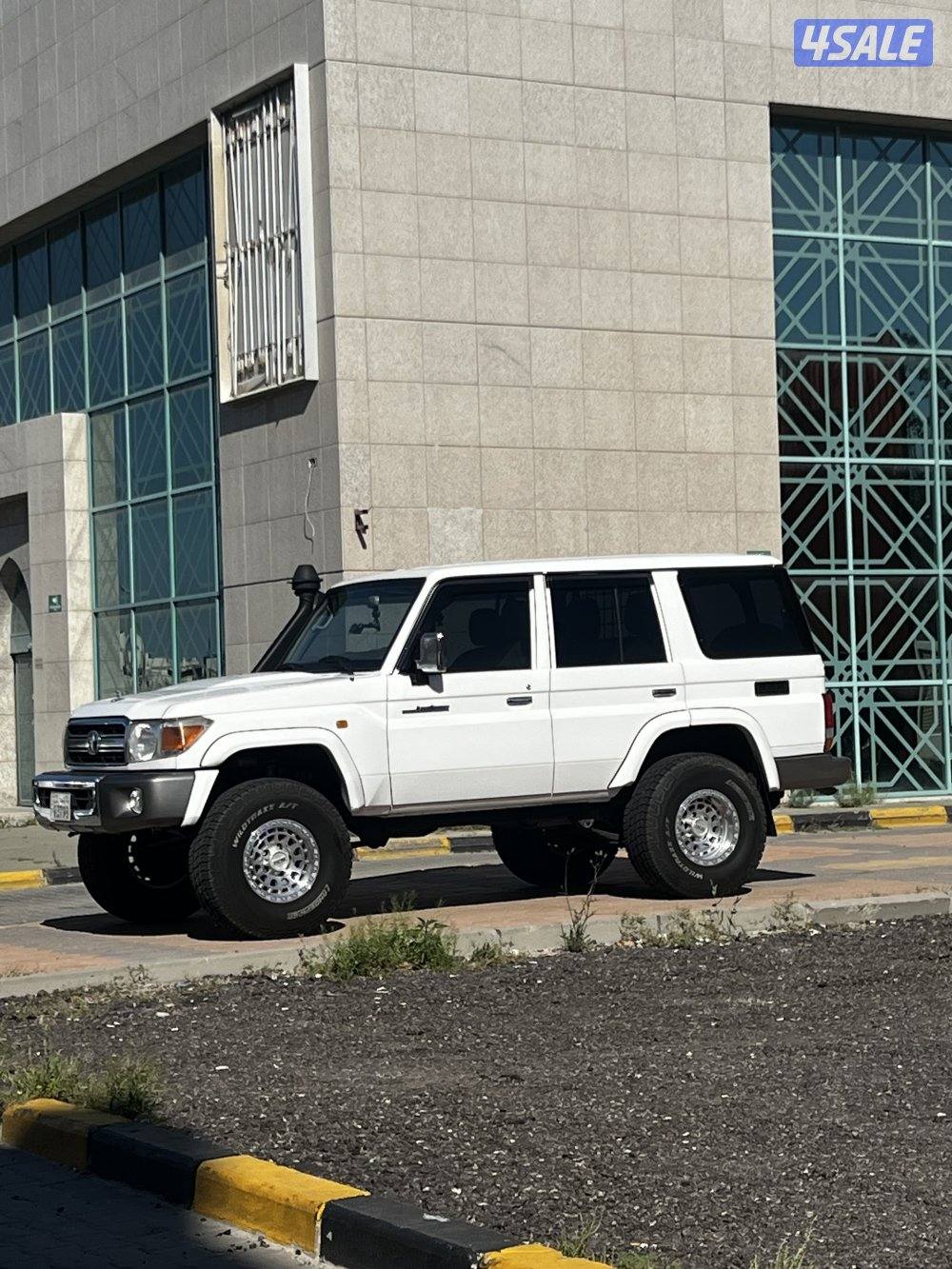 للبيع جيب تويوتا نص LC762