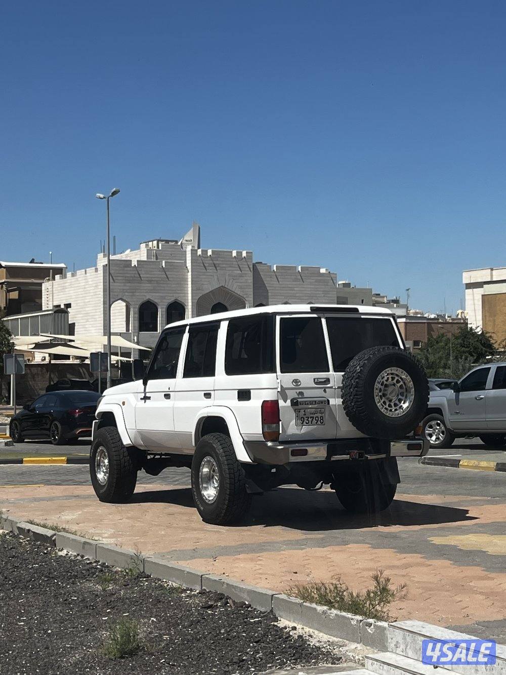 للبيع جيب تويوتا نص LC763