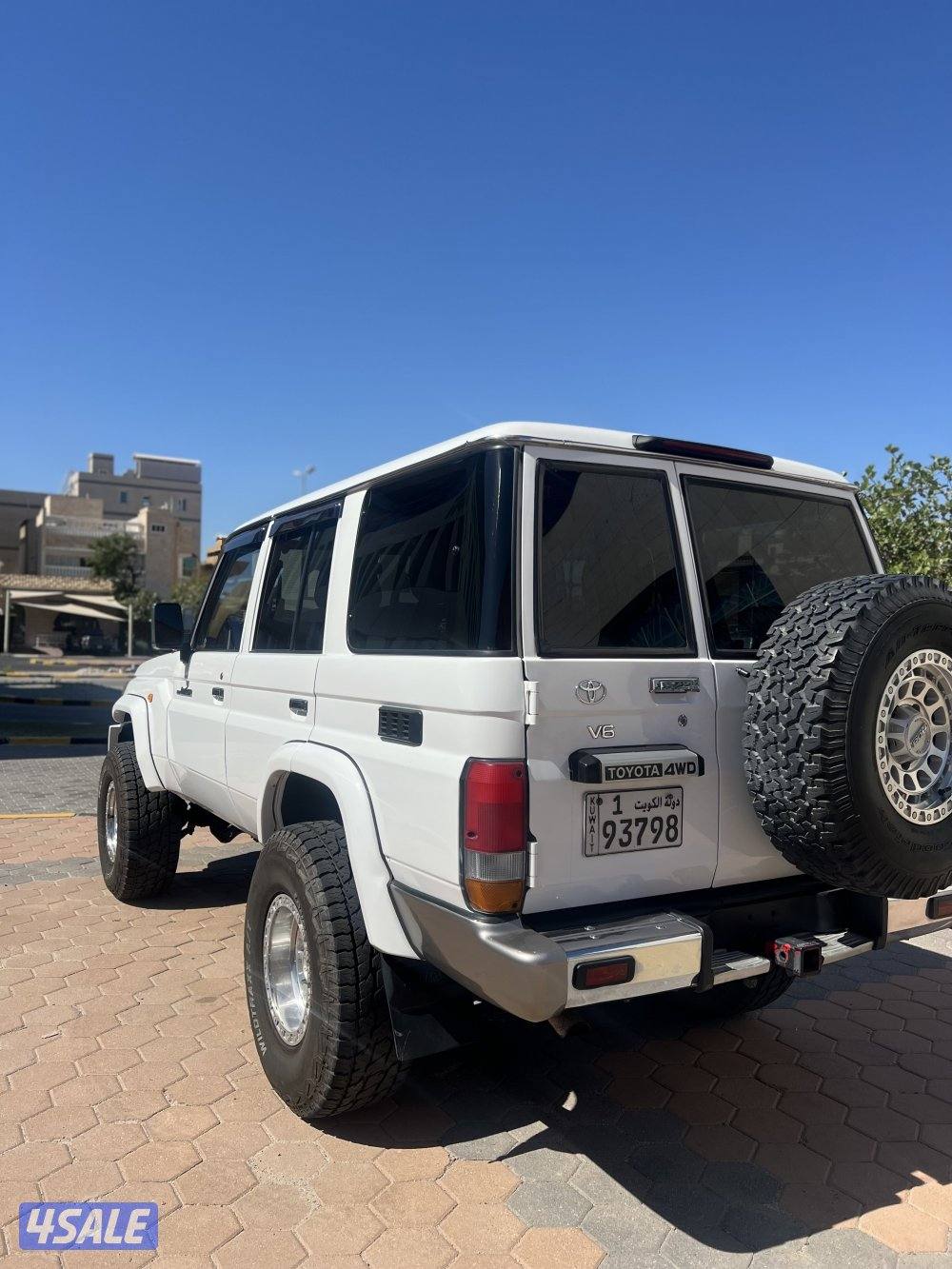 للبيع جيب تويوتا نص LC764