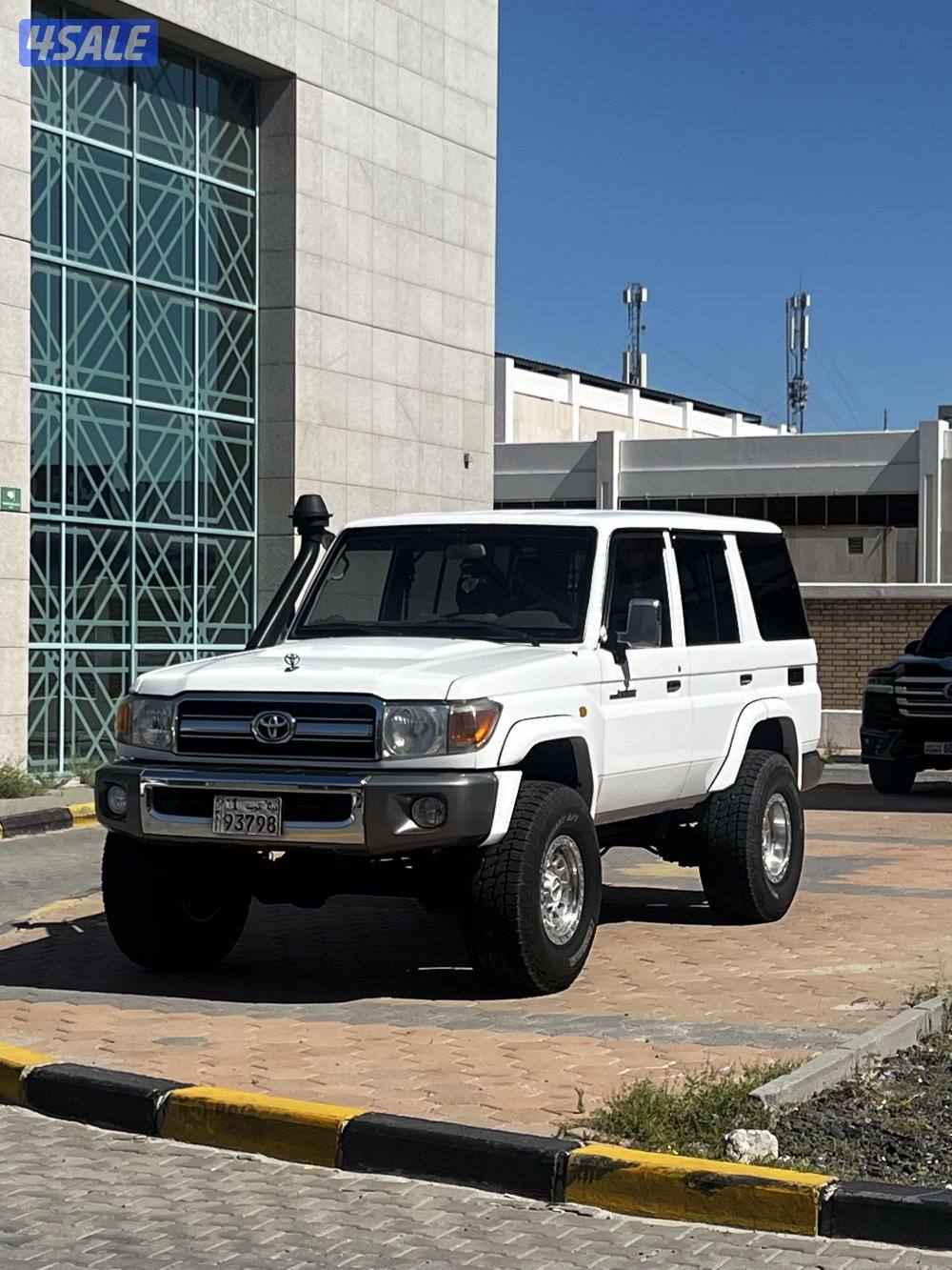 للبيع جيب تويوتا نص LC765