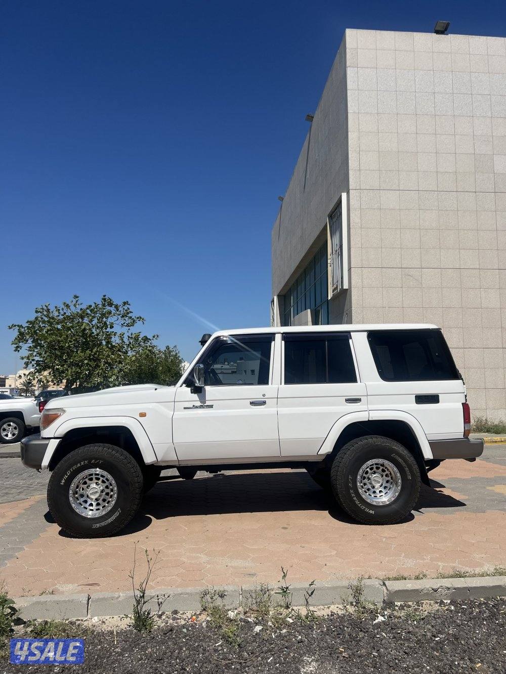 للبيع جيب تويوتا نص LC766