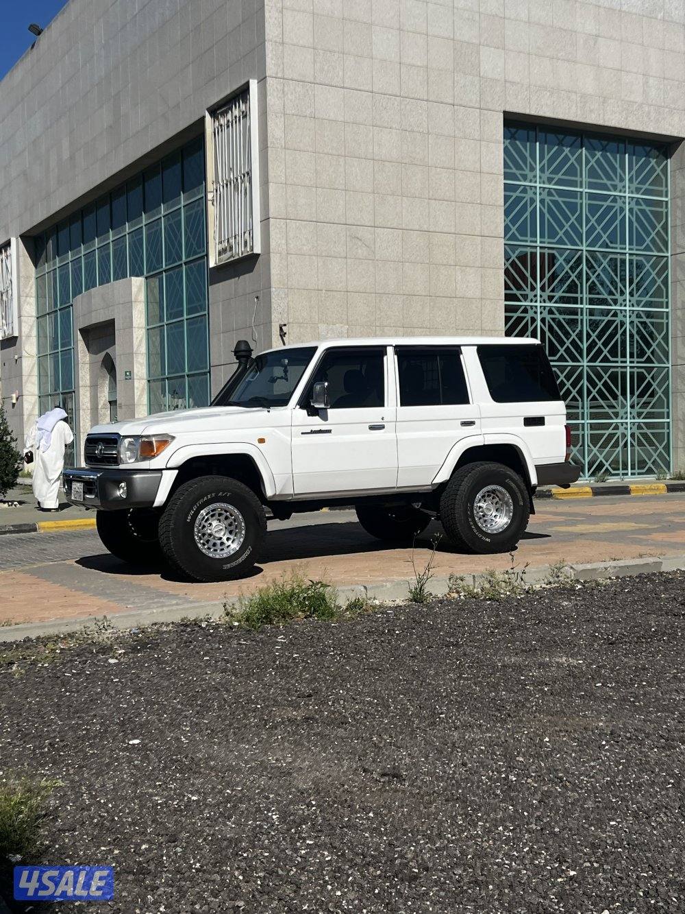 للبيع جيب تويوتا نص LC767