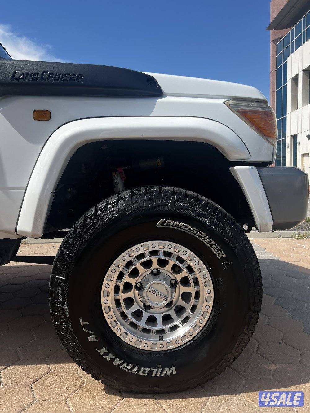 للبيع جيب تويوتا نص LC768