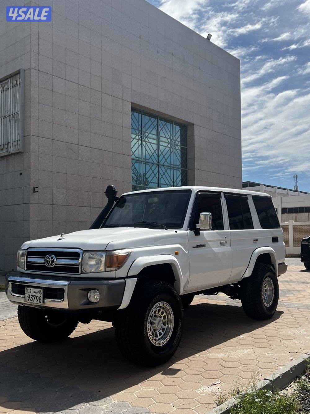 للبيع جيب تويوتا نص LC769