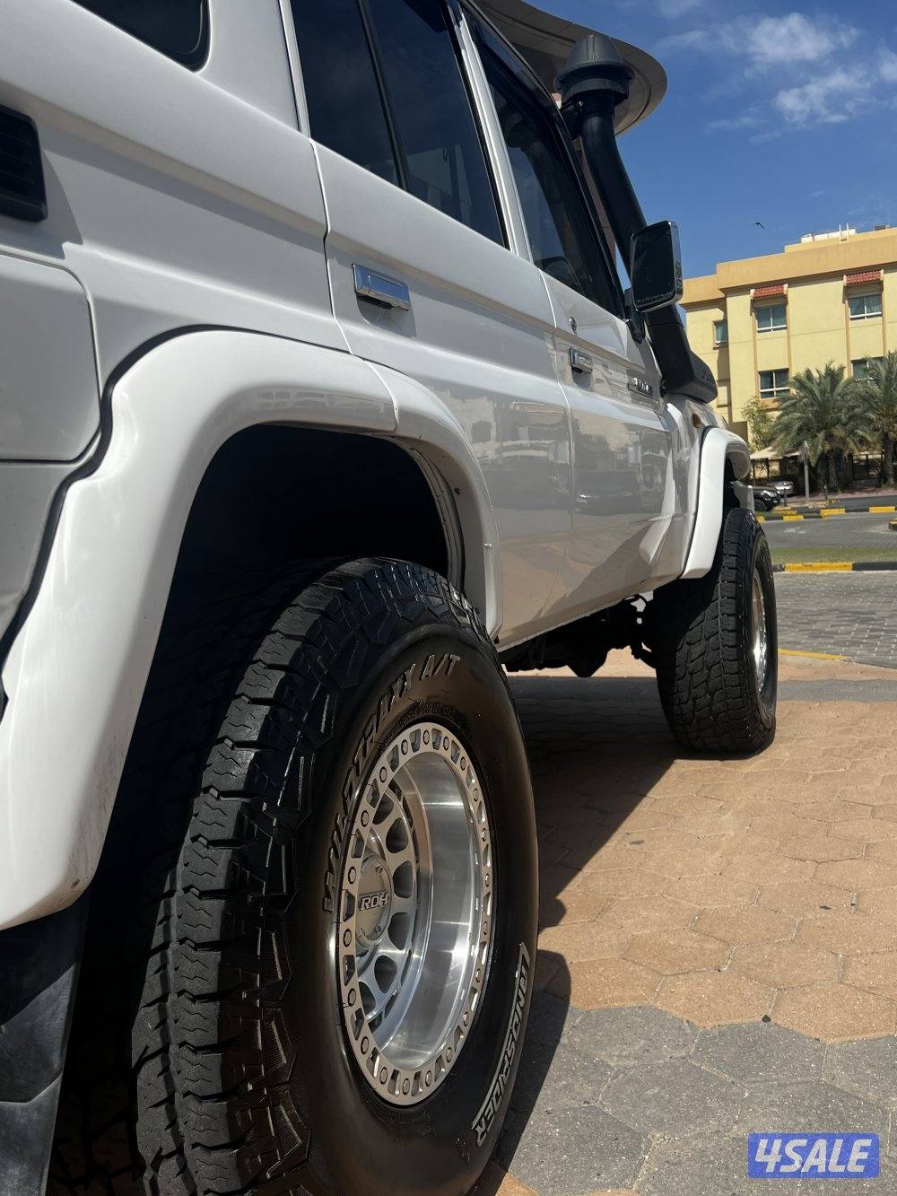 للبيع جيب تويوتا نص LC7610