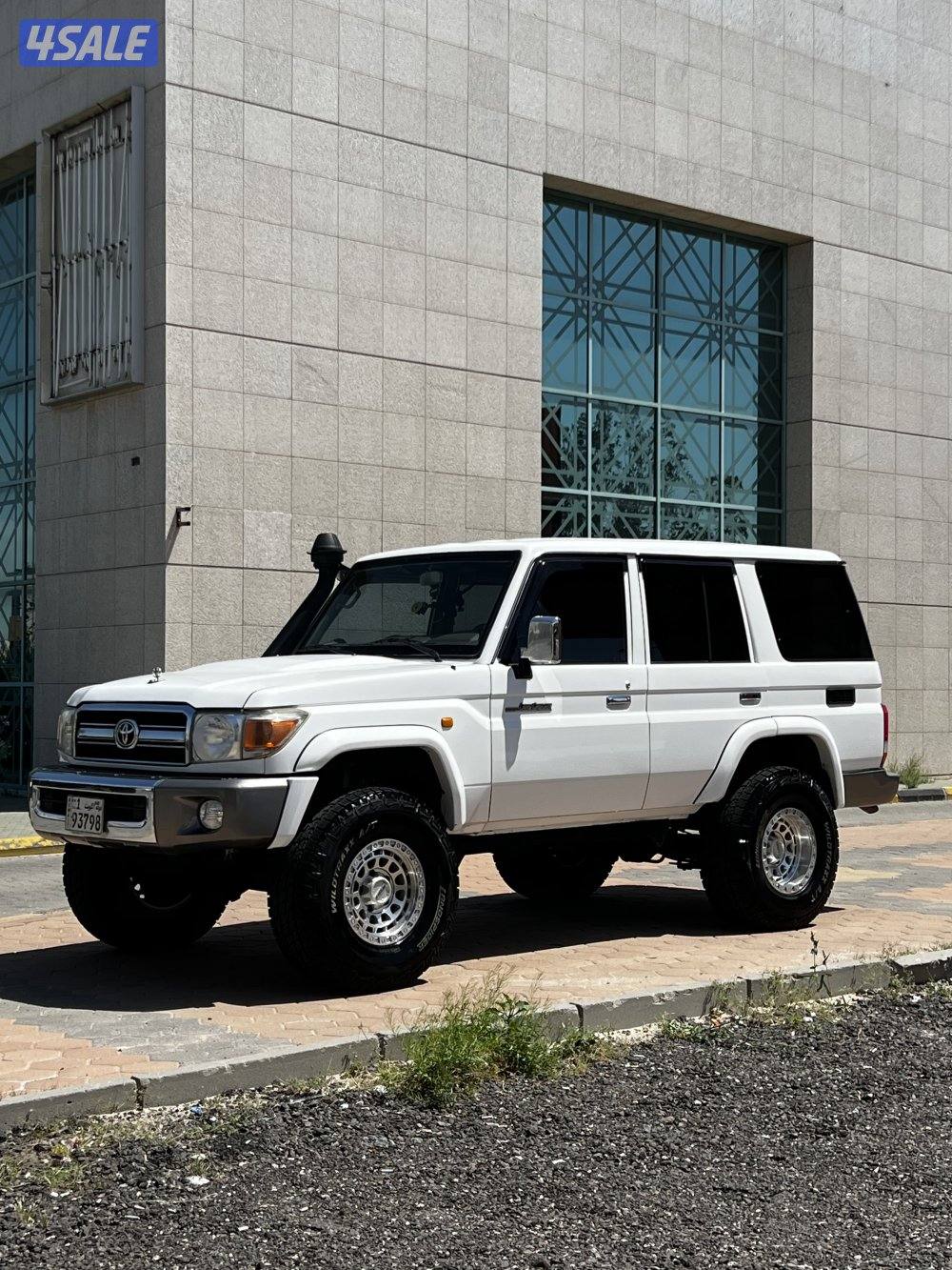 للبيع جيب تويوتا نص LC7611