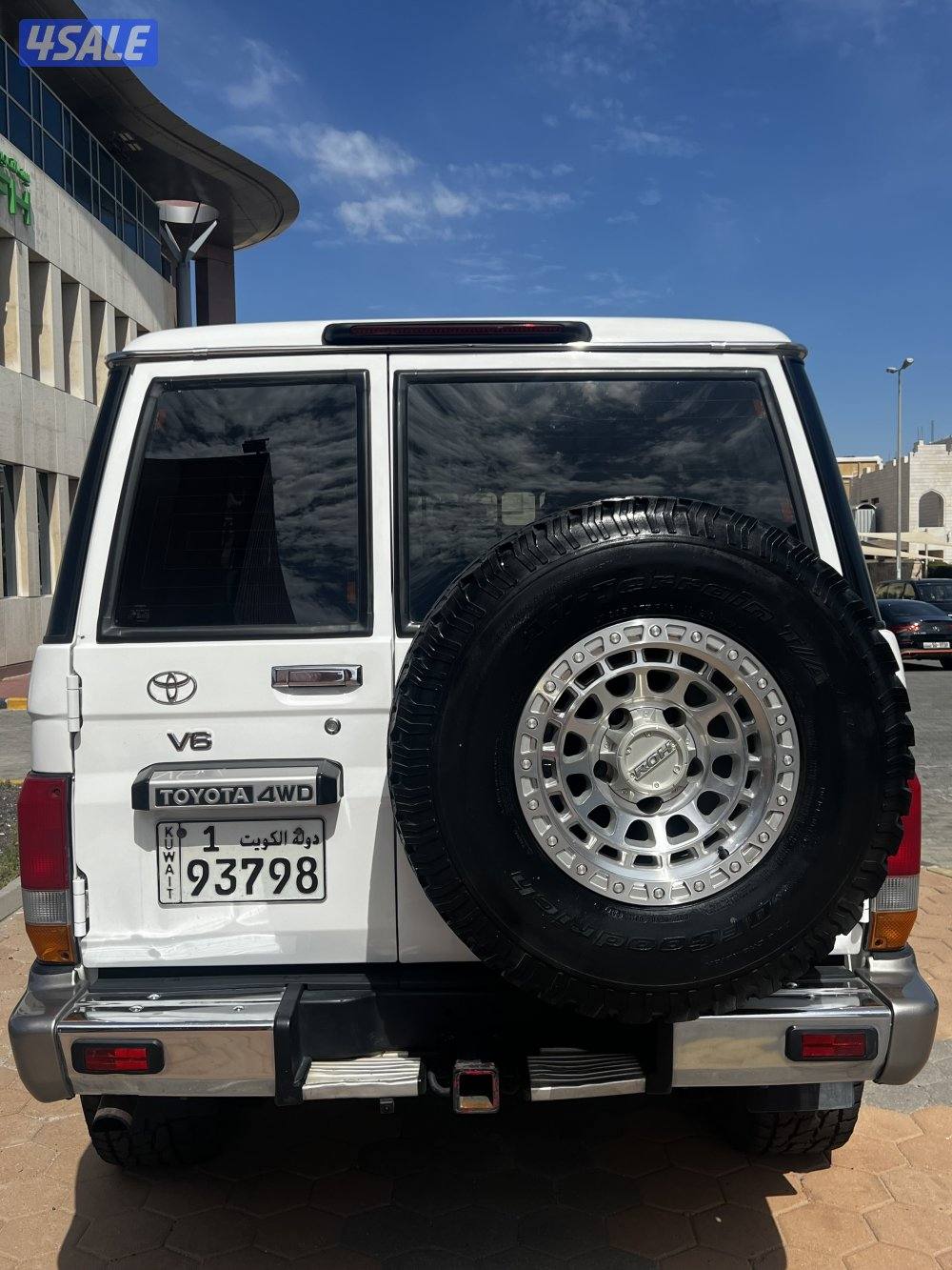 للبيع جيب تويوتا نص LC7612