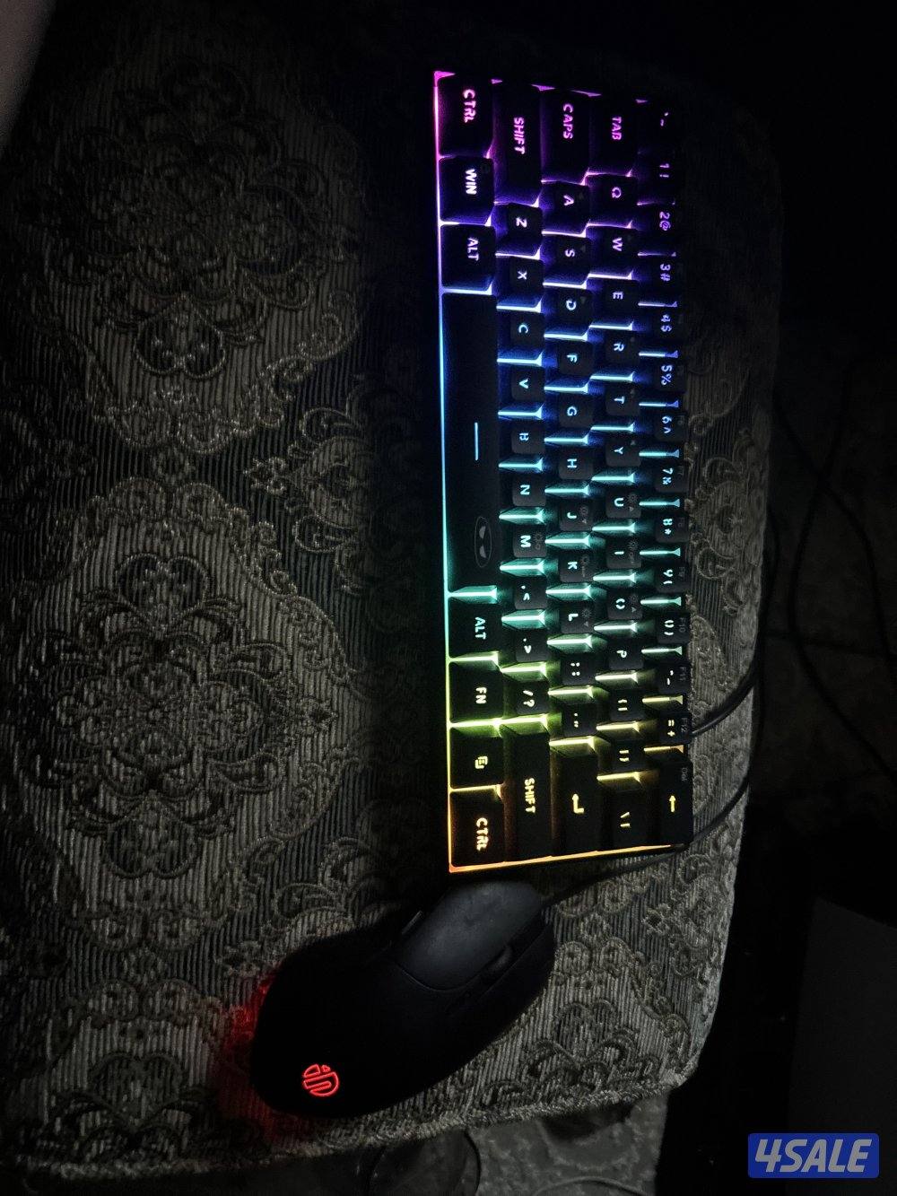 للبيع ماوس وكيبود مضياءه بالوان مختلفه بحاله جداً جداً جيده بدون كرتون0