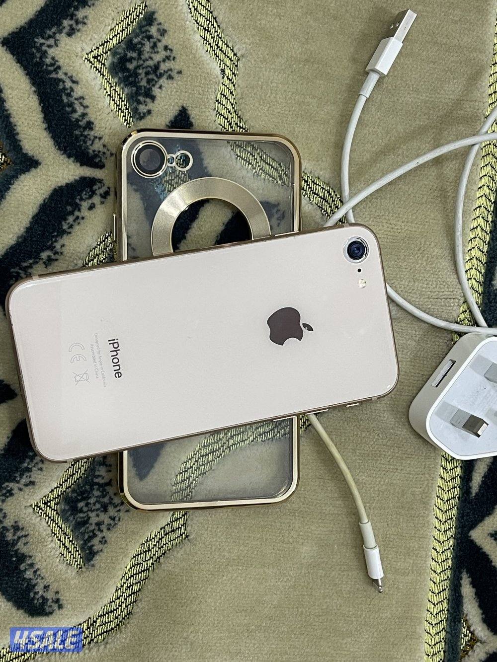 ايفون 8 الثامن لون وردي 64 قيقا بطارية 87 شغال زين مع الشحن0