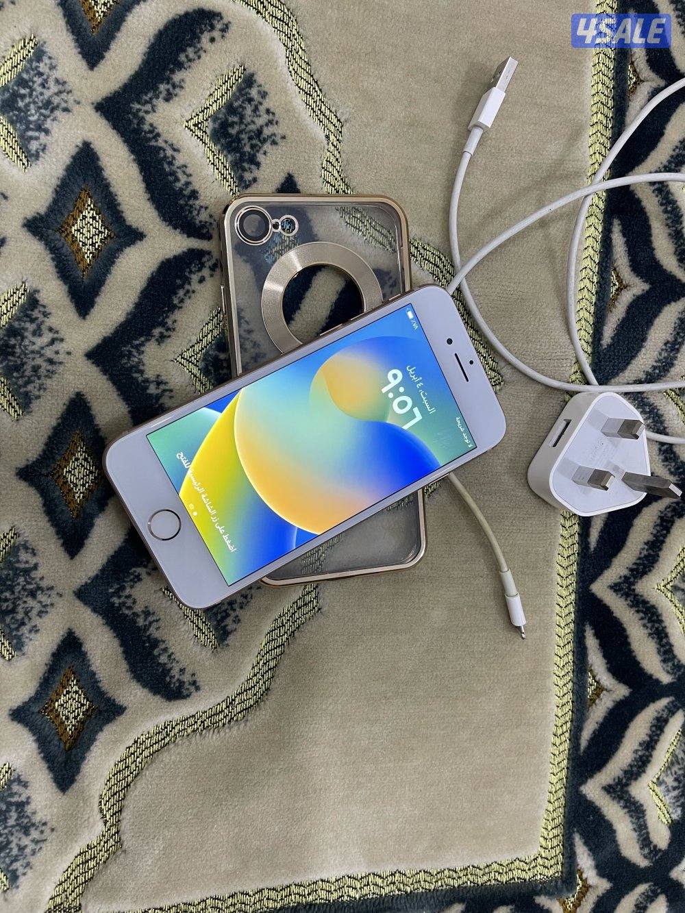 ايفون 8 الثامن لون وردي 64 قيقا بطارية 87 شغال زين مع الشحن3