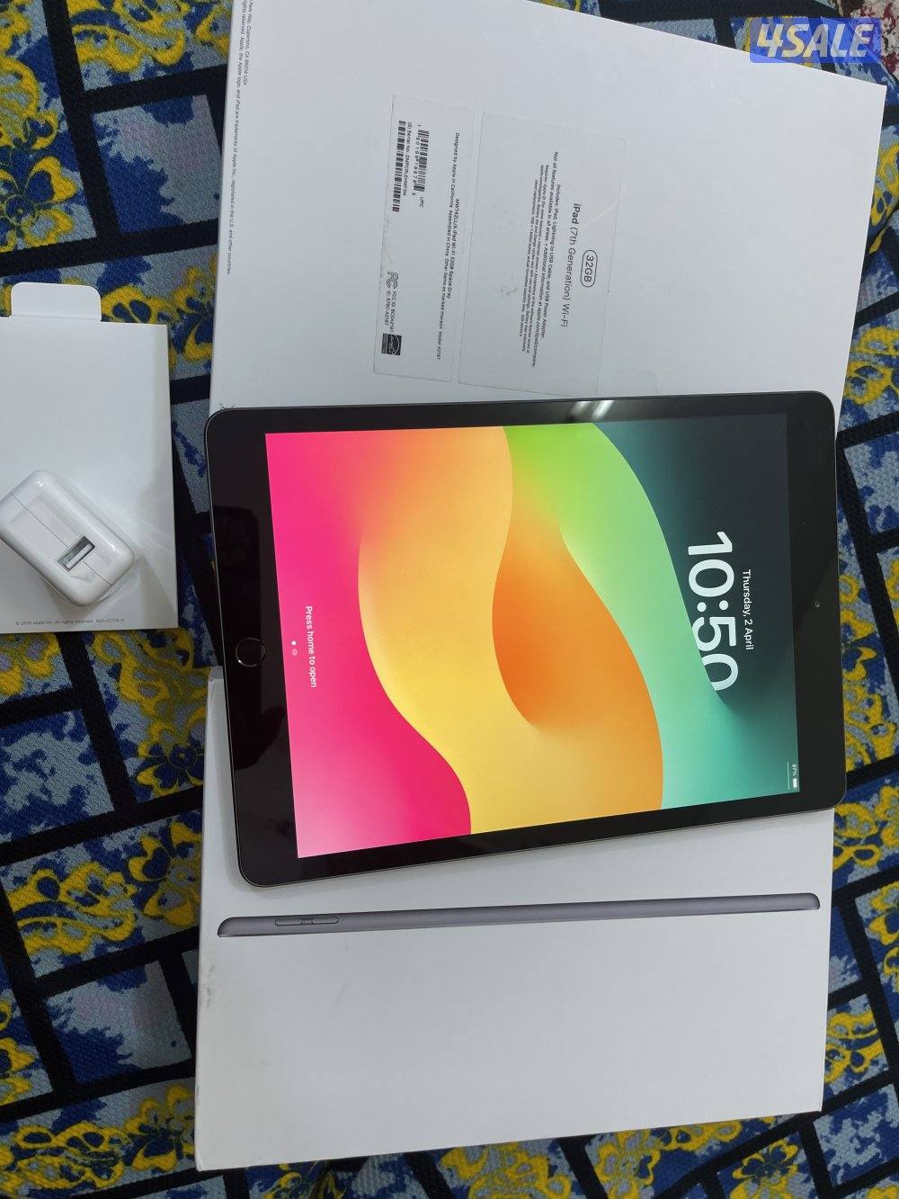 ايباد ابل 7 السابع 32 قيقا نظيف جدا بطارية 95 مع الاغراض كامله الكرتون6