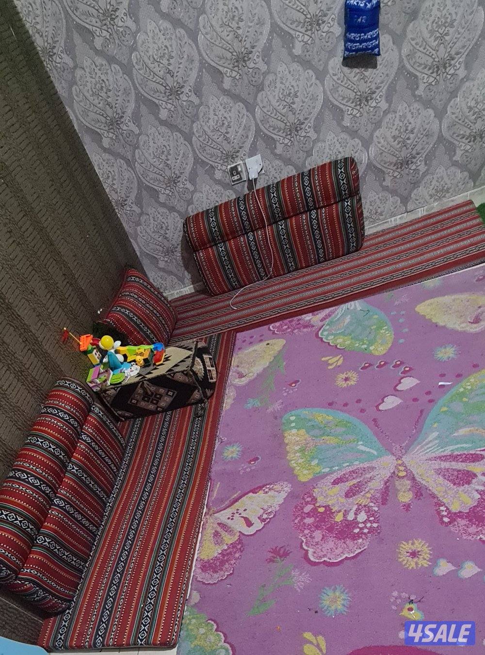 للبيع قعدة عربي ٧ قطع مع سجادة ١.٥ في ٢.٢٥ متر السعر ١٧ دينار0