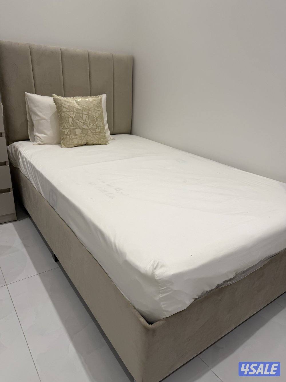 سرير جديد نفر ونص لون بيج تواصل وتس اب0