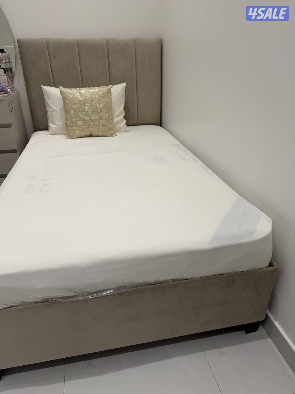 سرير جديد نفر ونص لون بيج تواصل وتس اب1