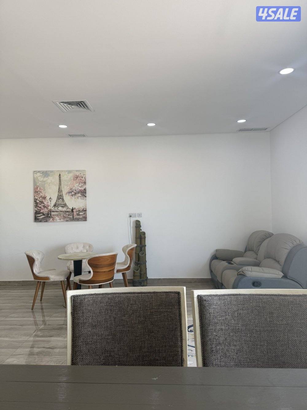 شاليه روف برايفت مساحه كبيره  مع بلكونه كبيره للايجار اليوم الواحد ٧٠4