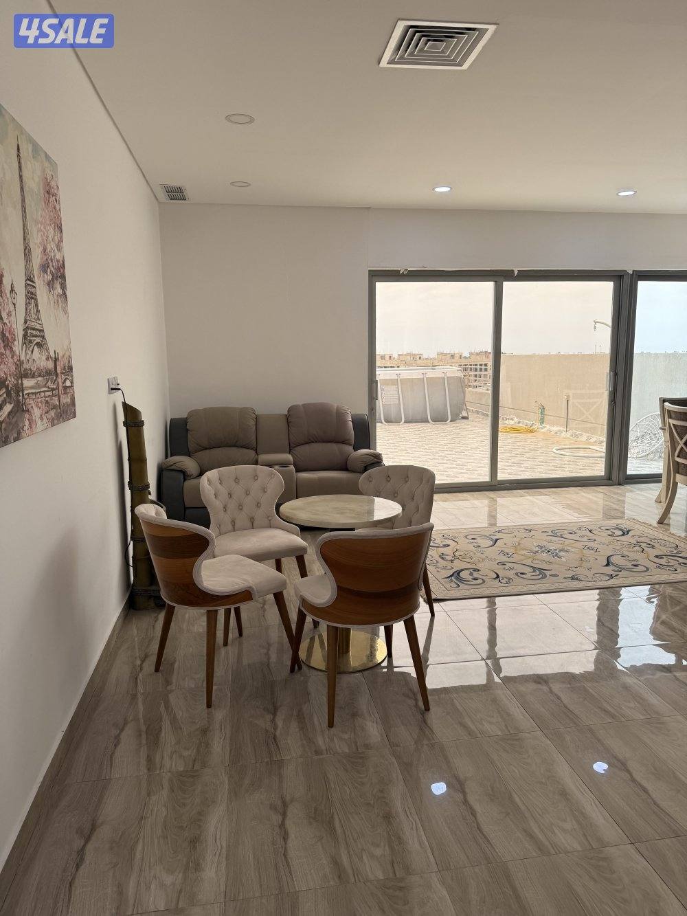 شاليه روف برايفت مساحه كبيره  مع بلكونه كبيره للايجار اليوم الواحد ٧٠5