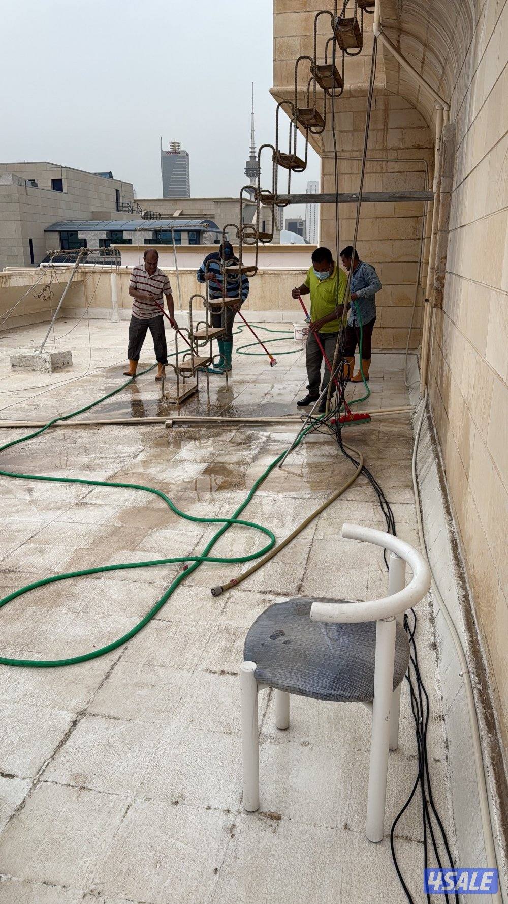 هذا العمل يشمل تنظيف المنازل بالكامل. يقوم به عمال مهرة وبدقة متناهية.2