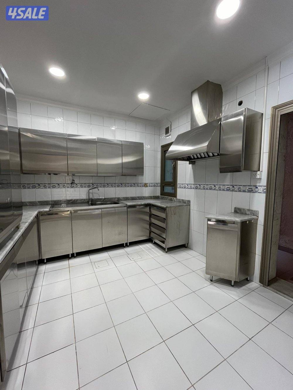 فيلا سكنية 3 أدوار للإيجار في الشهداء8