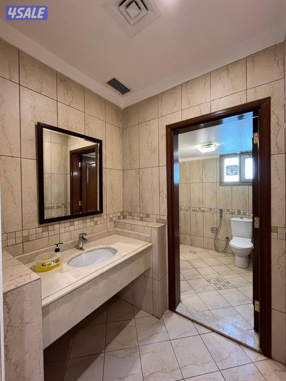 فيلا سكنية 3 أدوار للإيجار في الشهداء10