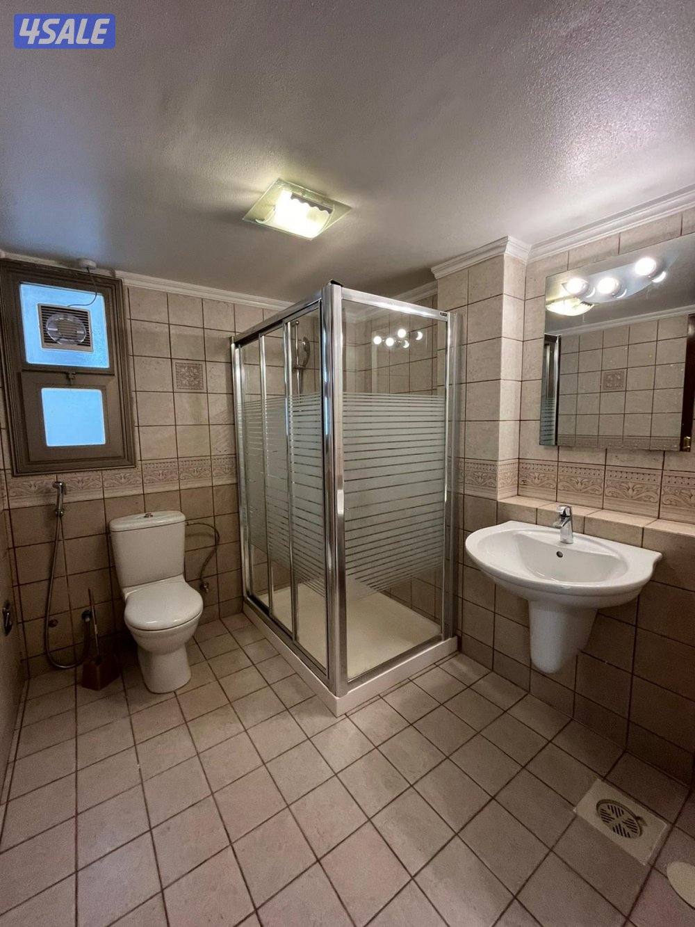 فيلا سكنية 3 أدوار للإيجار في الشهداء12