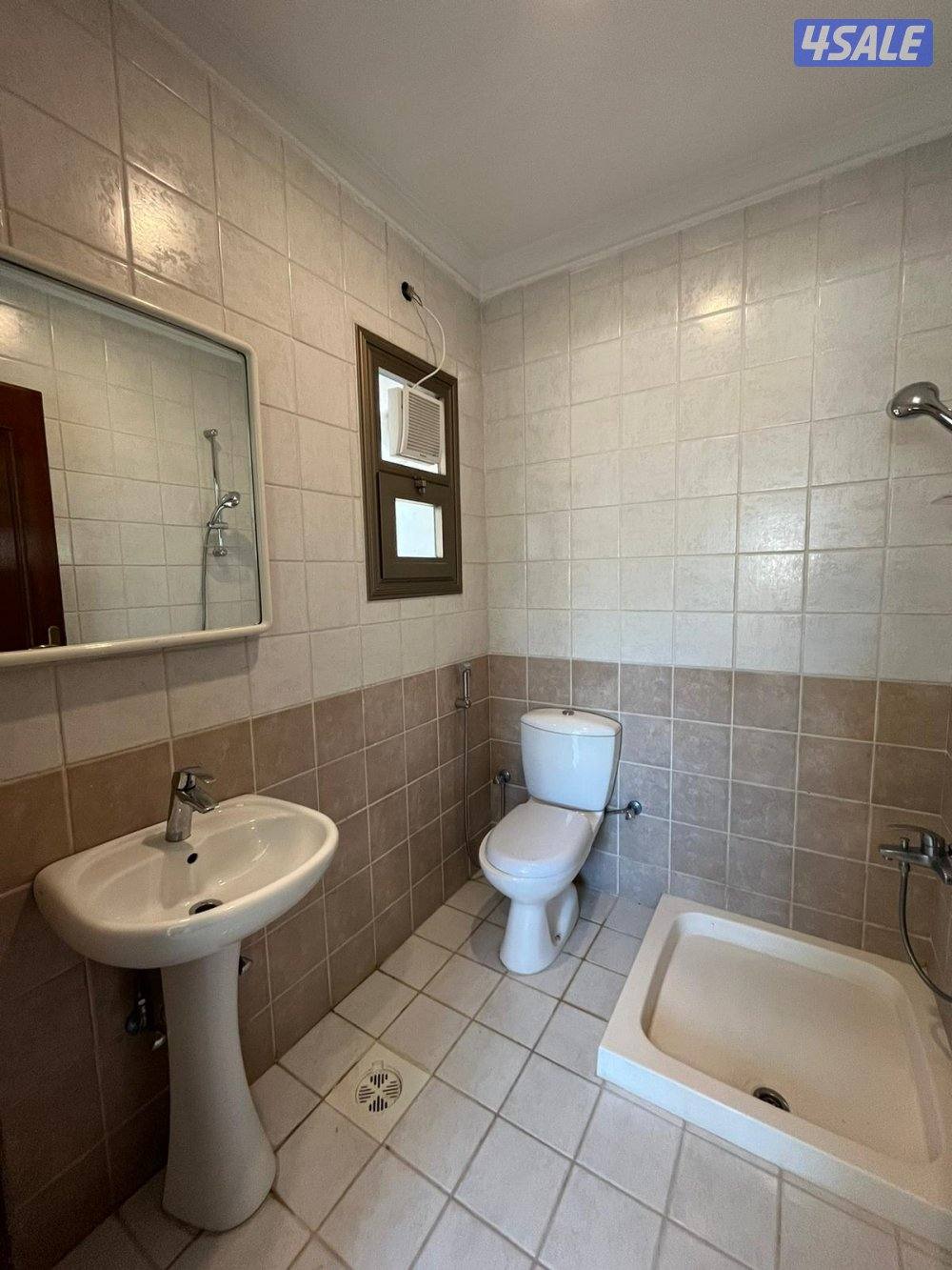 فيلا سكنية 3 أدوار للإيجار في الشهداء14