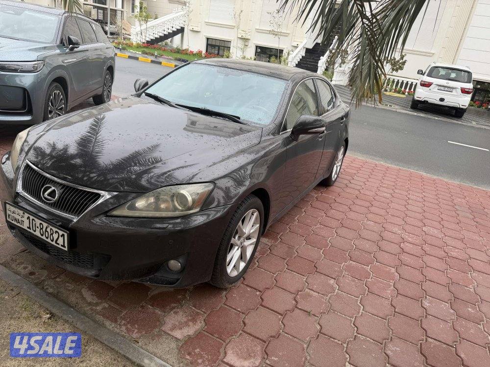 سيارة لكزس is3000