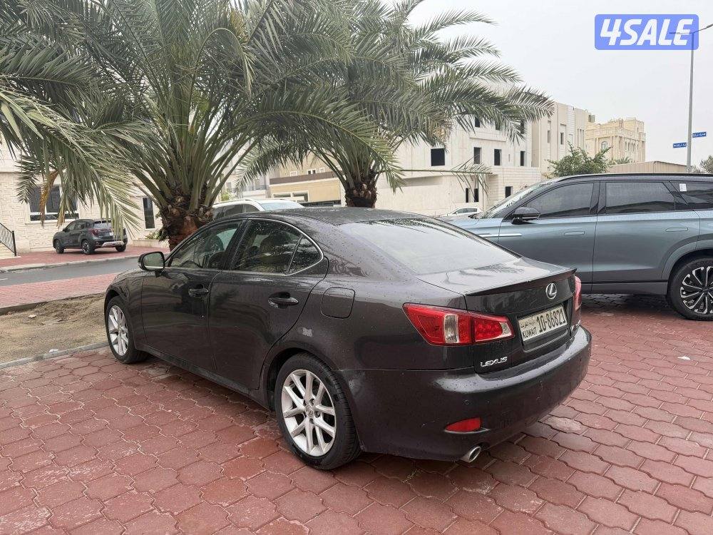 سيارة لكزس is3002