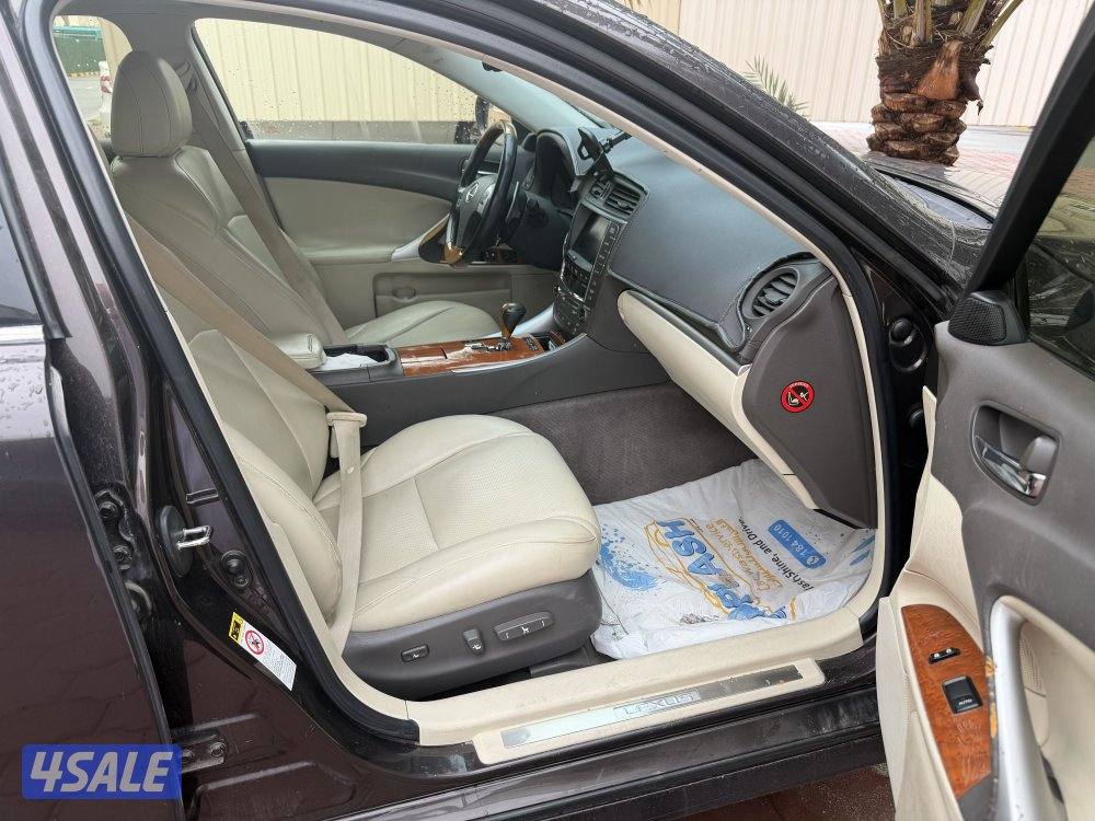 سيارة لكزس is3004