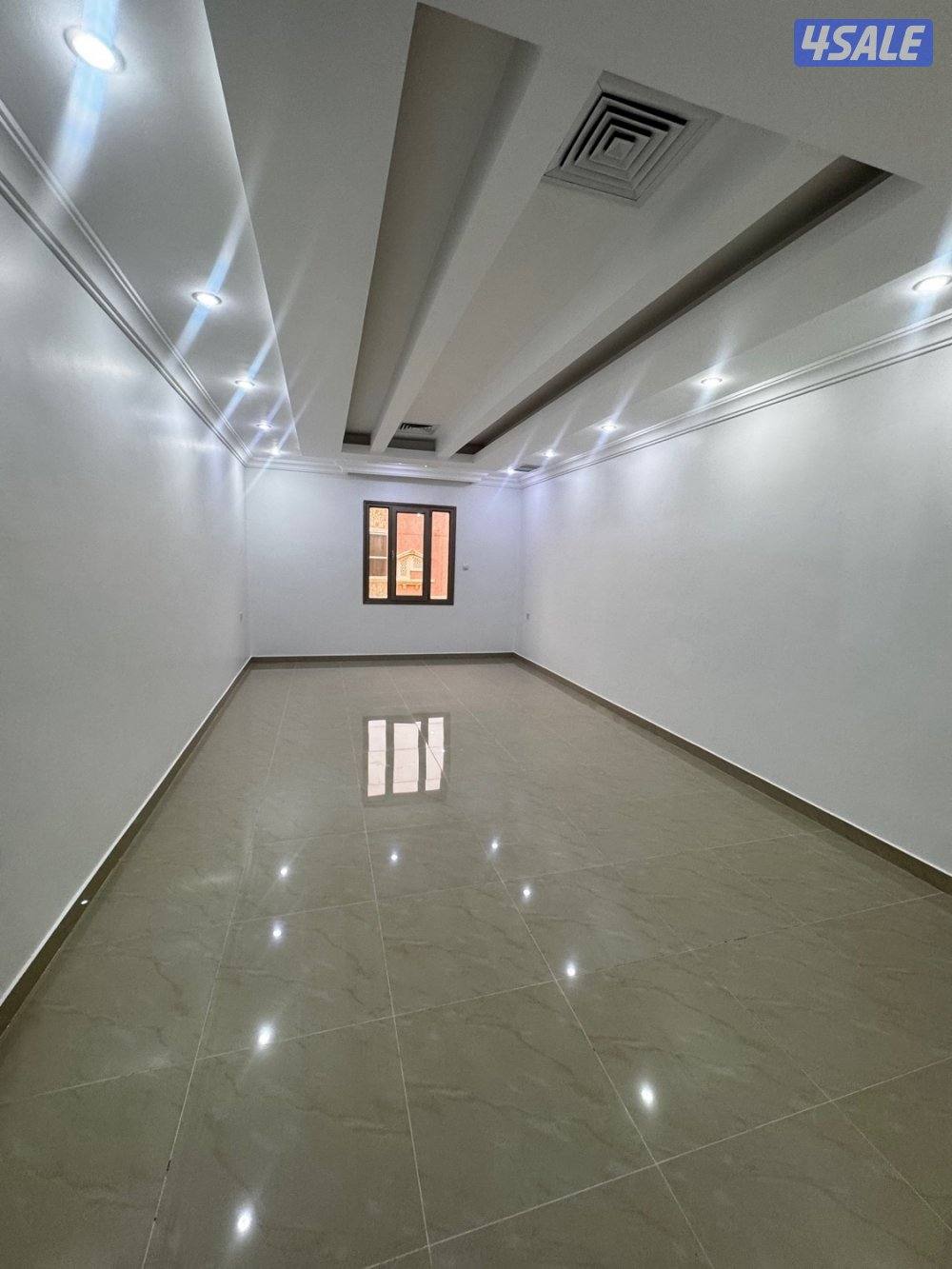 للإيجار شقة مساحات كبيرة فهد الاحمد 3 غرف وغرفة .خا-دمة وصالة ومطبخ و30