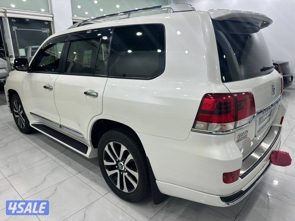 لاندكروزر GXR تورينق موديل ٢٠١٩ وارد الساير عداد ١٠٠ ألف كم2