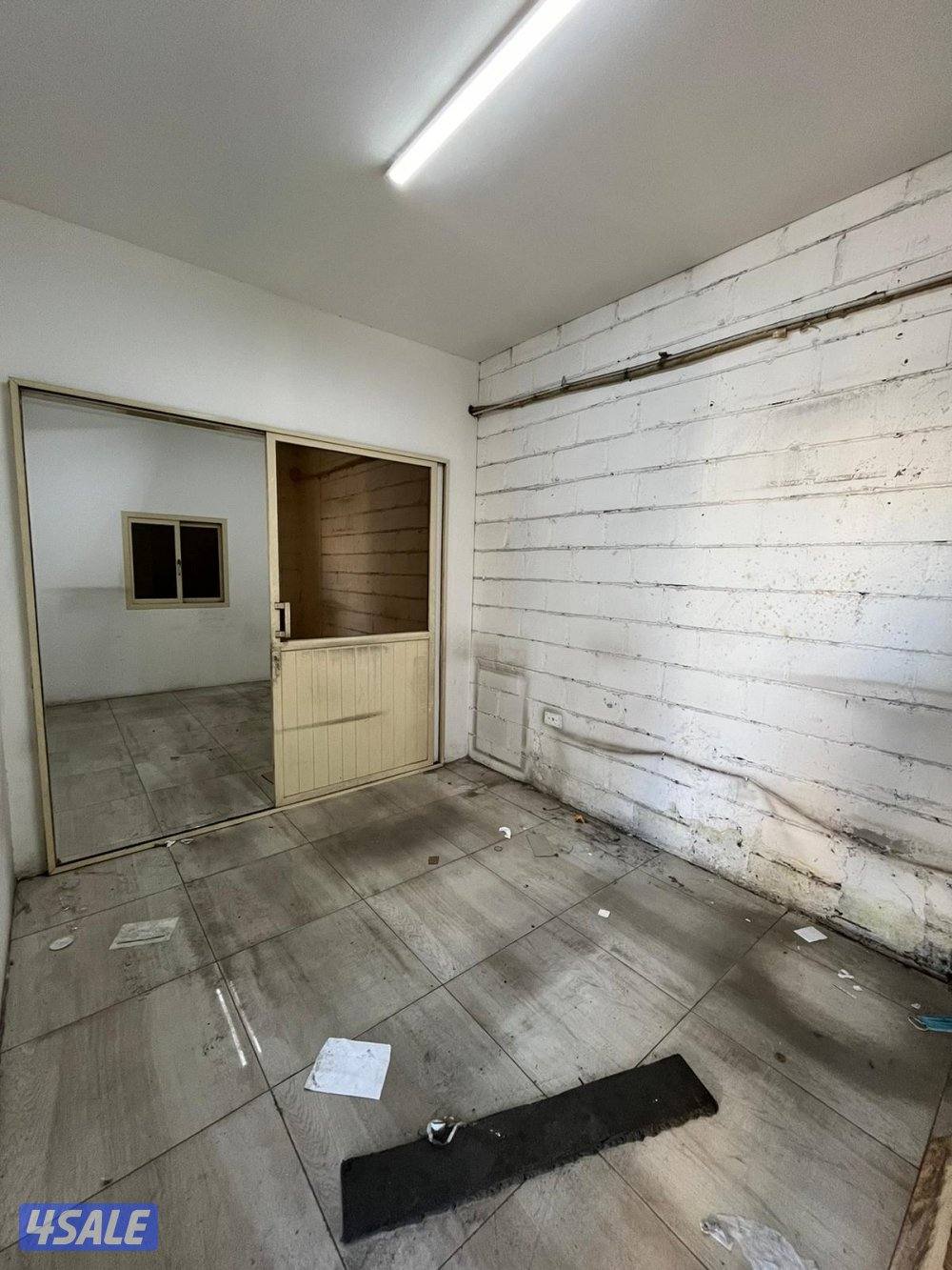 محل حرفي مع فترة سماح للإيجار في الري3