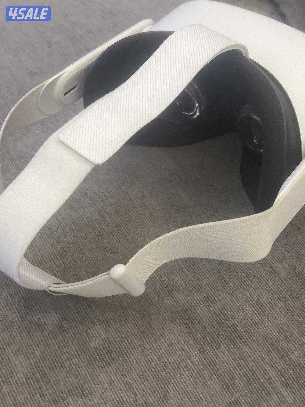 Meta quest 2فيها اكثر من ٩٠ لعبه مع  و نظيفة الإيميل الباسورد0