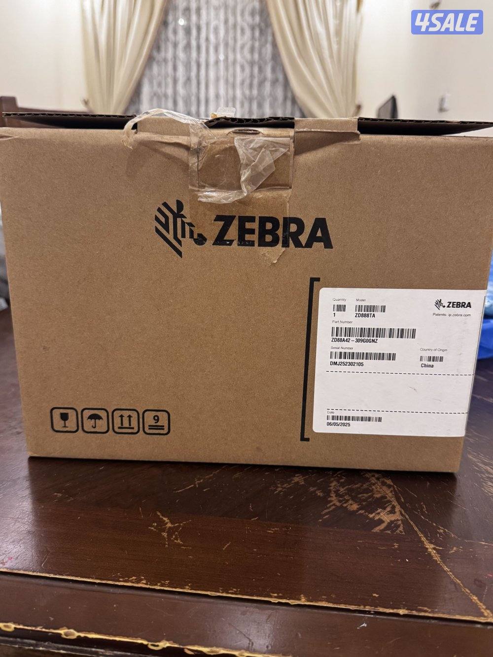 طابعة باركود شبه جديدة بالكرتون ) zebra)0