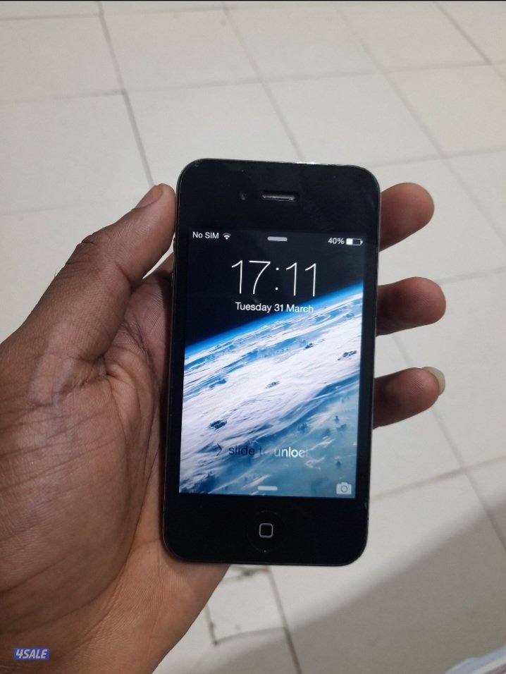 iphone 4 in perfect condition with games2