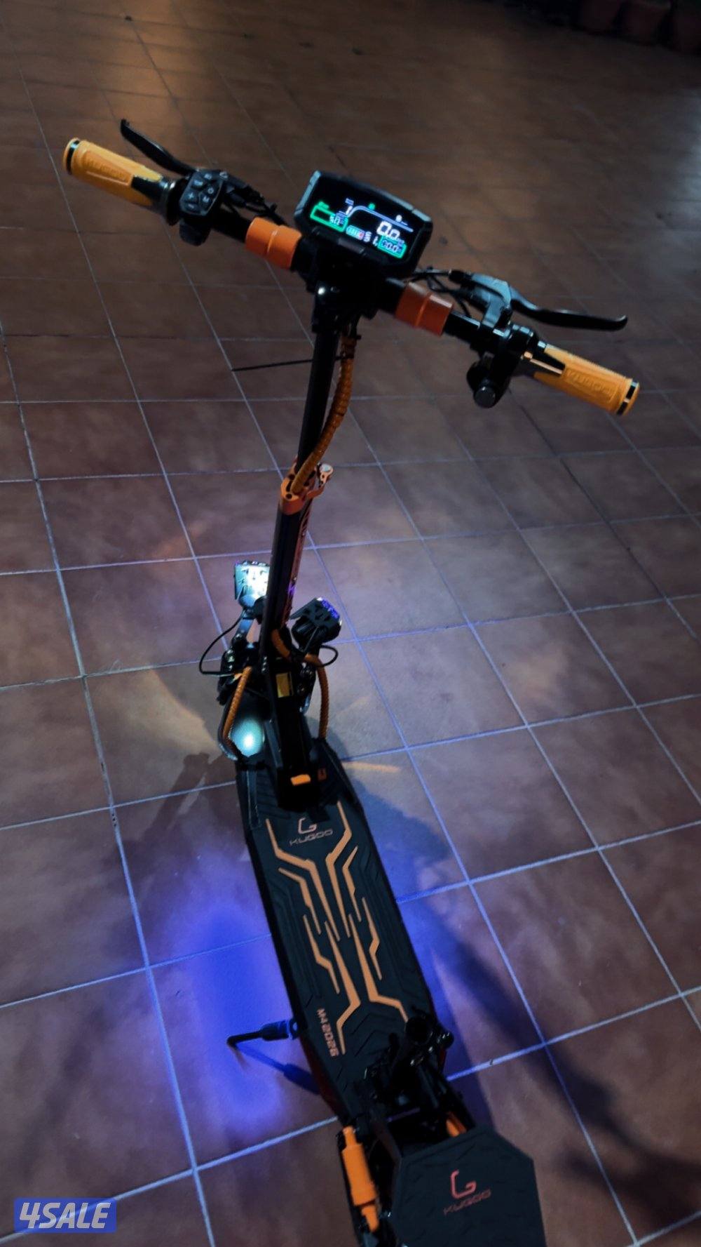 Kugoo E scooter with removable chair and battery charger and 2 keys.0