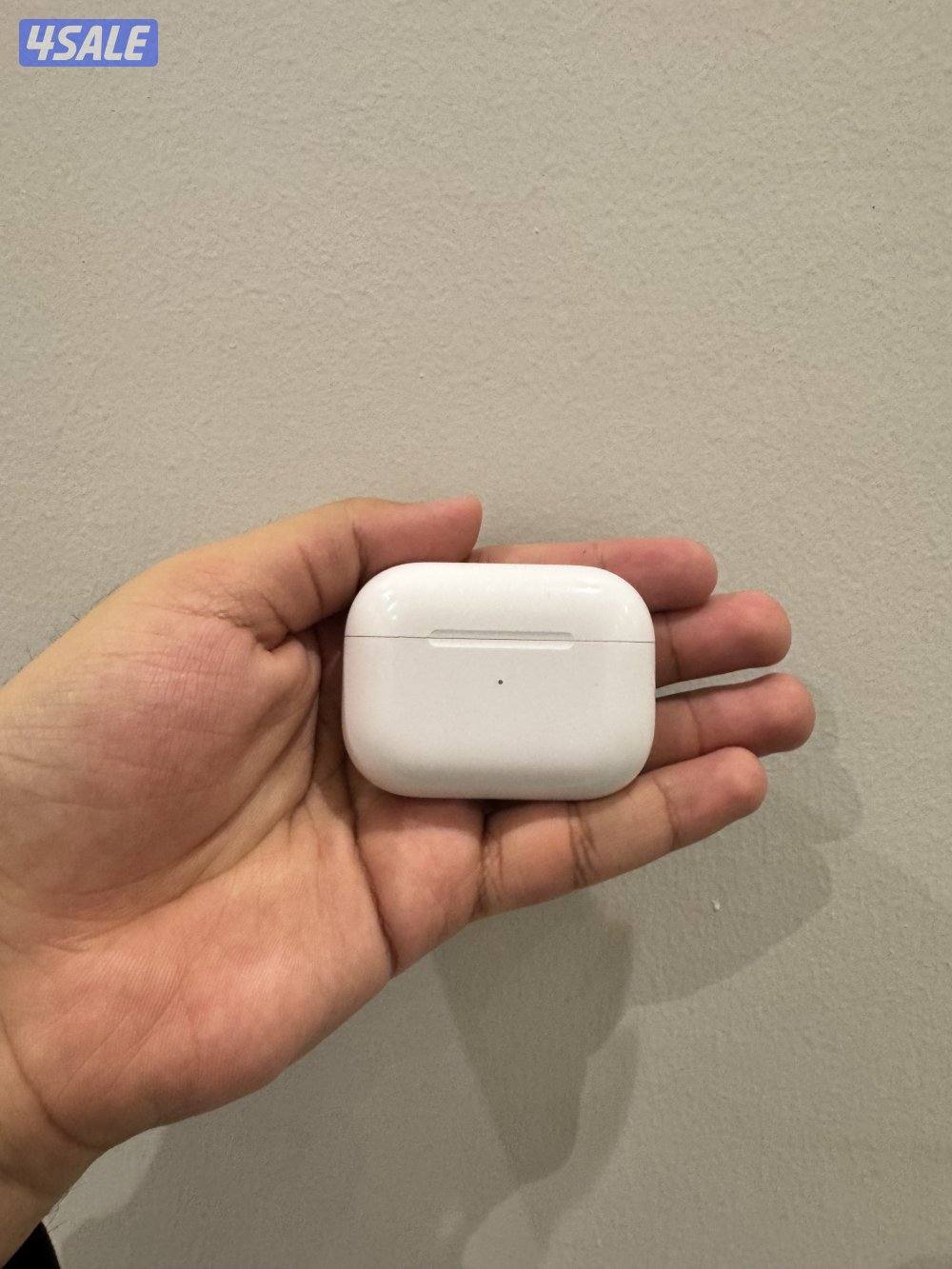 Apple Airpods pro 2 with box used like new3