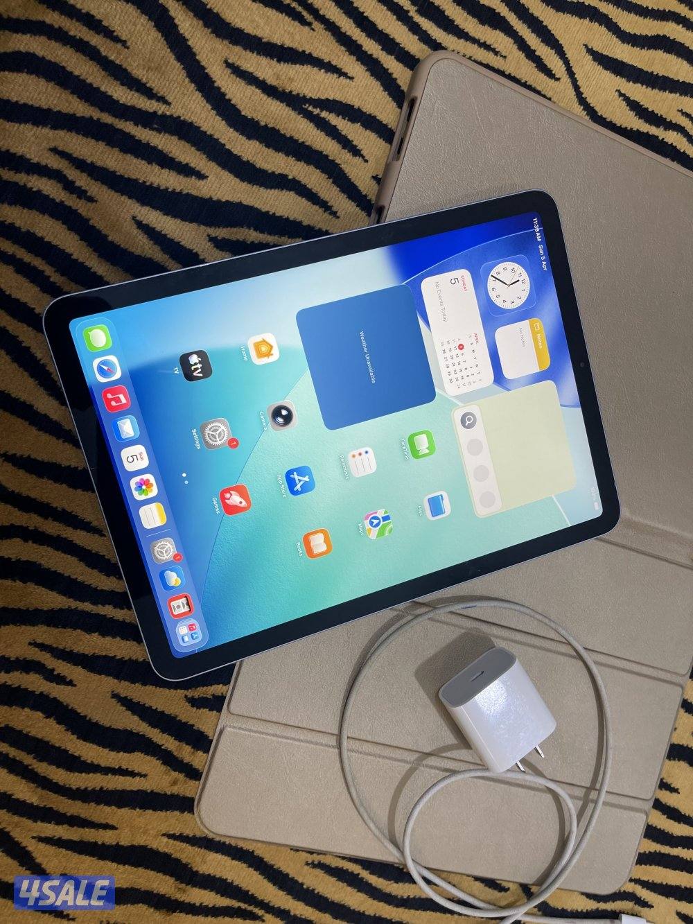 ايباد اير 4 نظيف 64 قيقا مو مفتوح ولا مصلح مع الشاحن بطارية 901