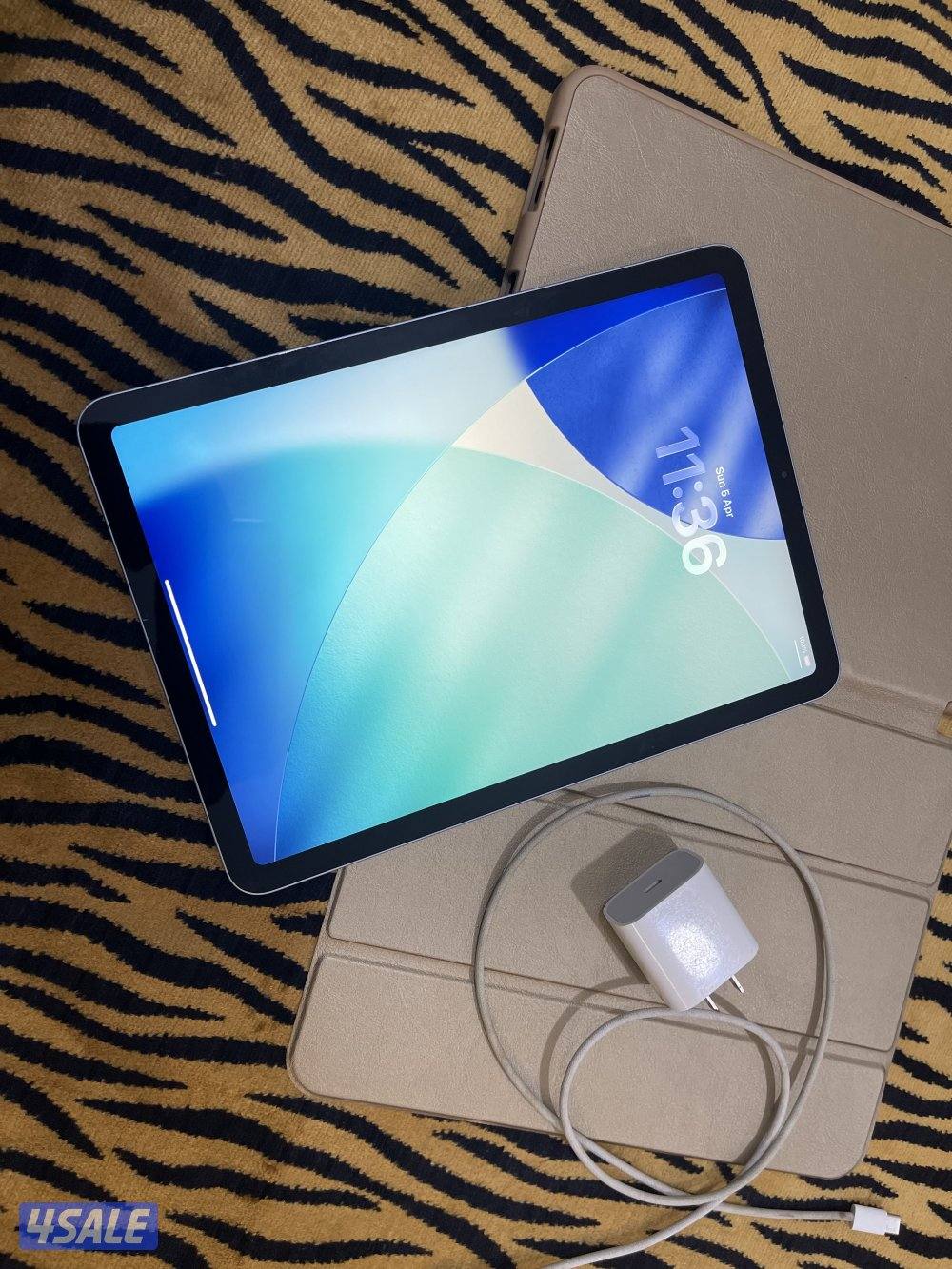 ايباد اير 4 نظيف 64 قيقا مو مفتوح ولا مصلح مع الشاحن بطارية 902