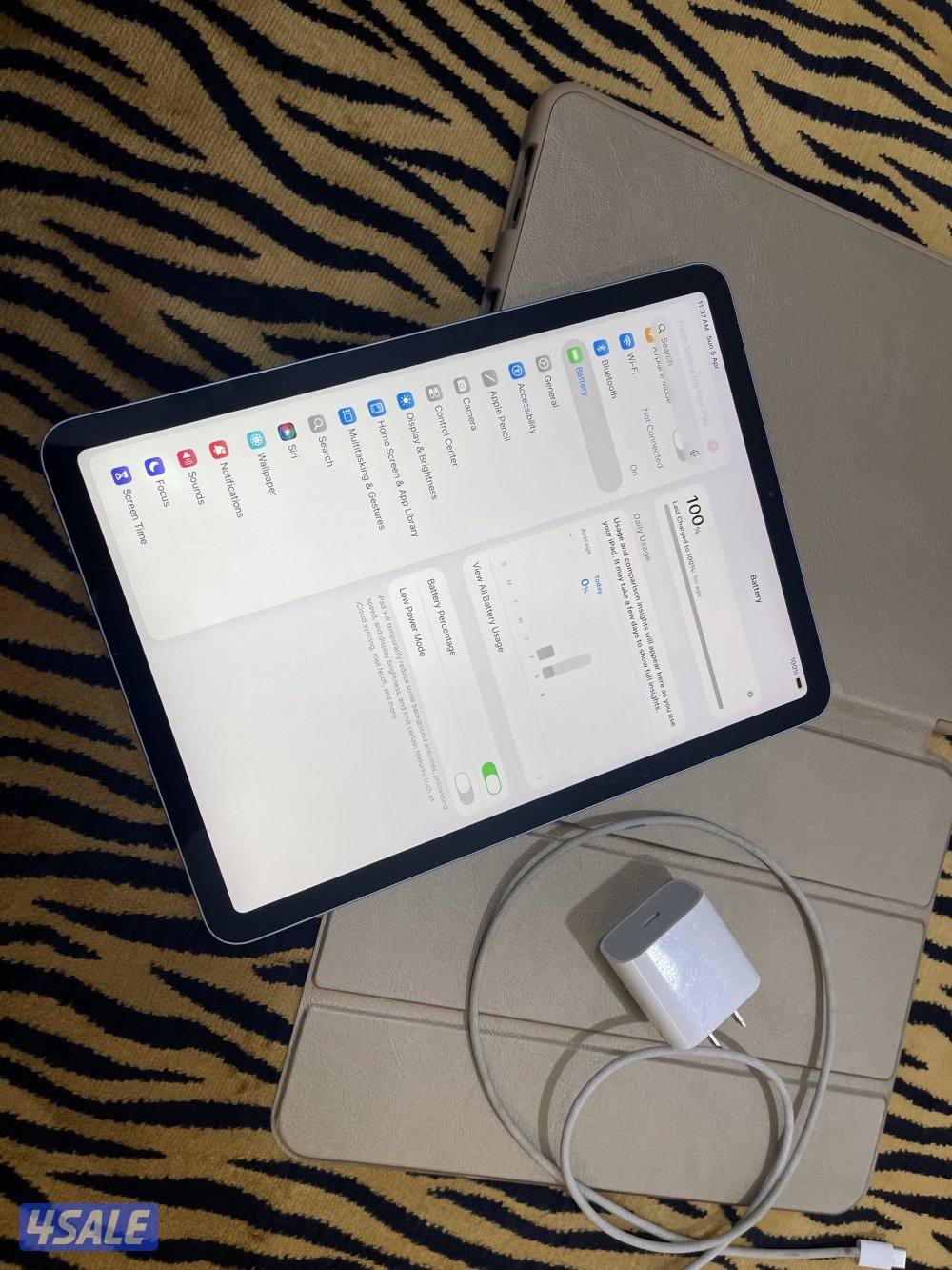 ايباد اير 4 نظيف 64 قيقا مو مفتوح ولا مصلح مع الشاحن بطارية 903