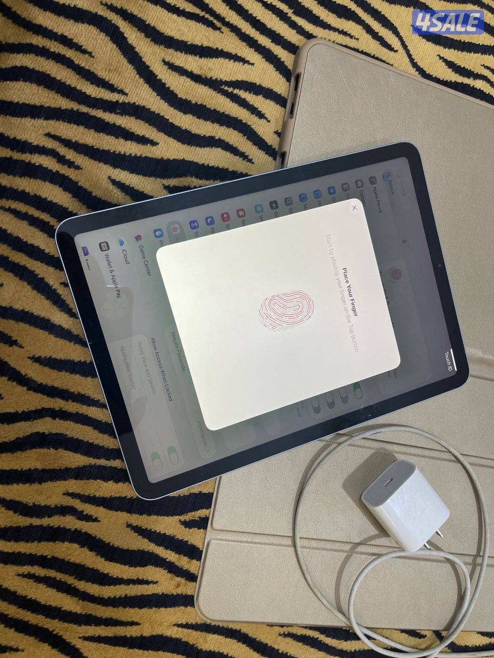 ايباد اير 4 نظيف 64 قيقا مو مفتوح ولا مصلح مع الشاحن بطارية 904