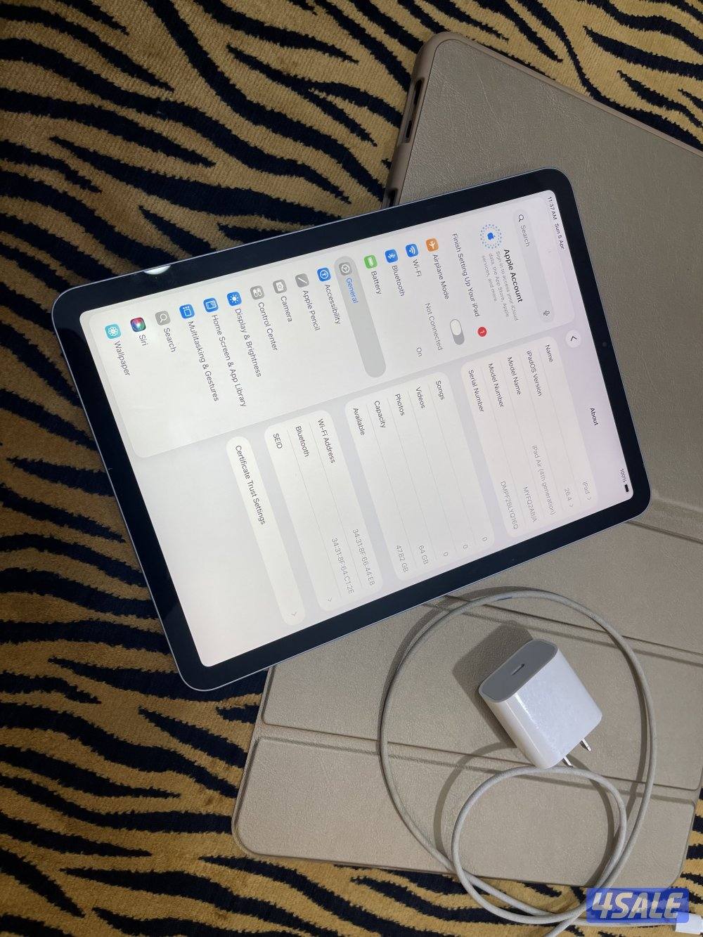 ايباد اير 4 نظيف 64 قيقا مو مفتوح ولا مصلح مع الشاحن بطارية 905