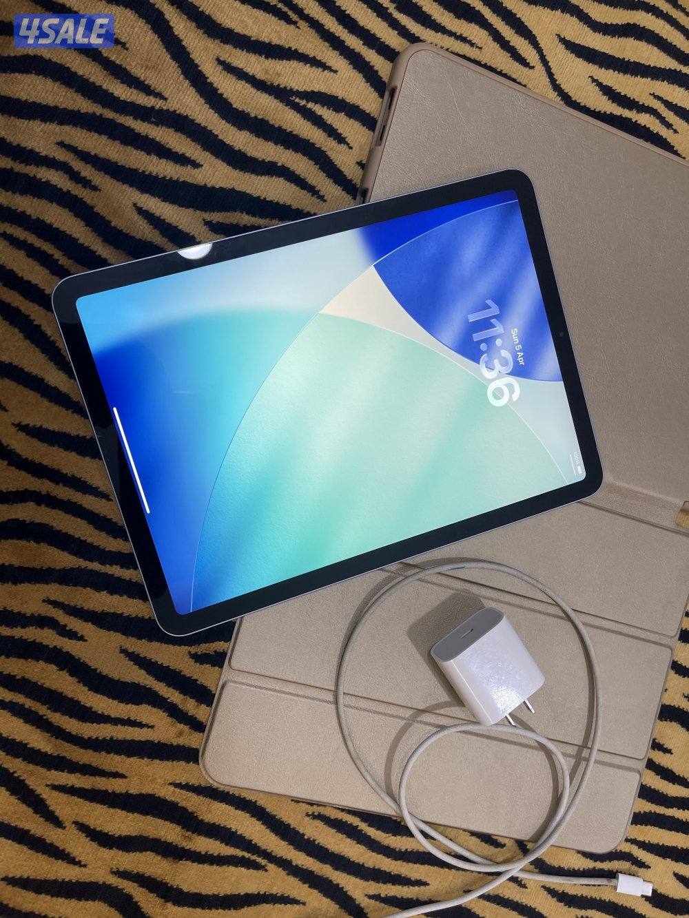 ايباد اير 4 نظيف 64 قيقا مو مفتوح ولا مصلح مع الشاحن بطارية 906