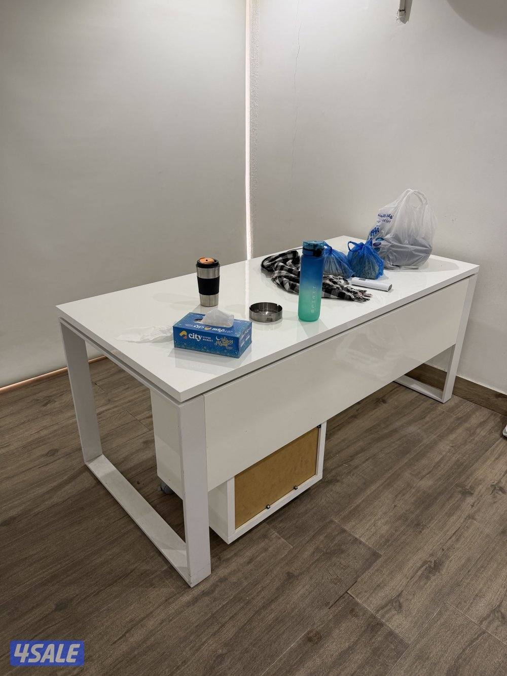 للبيع طاوله وكومدينه وكبت مكتب0