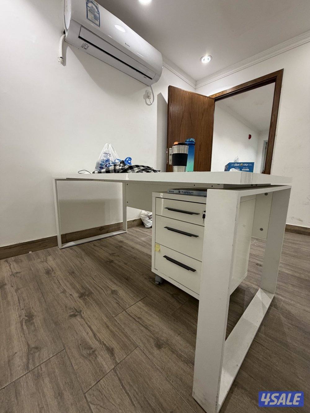 للبيع طاوله وكومدينه وكبت مكتب3