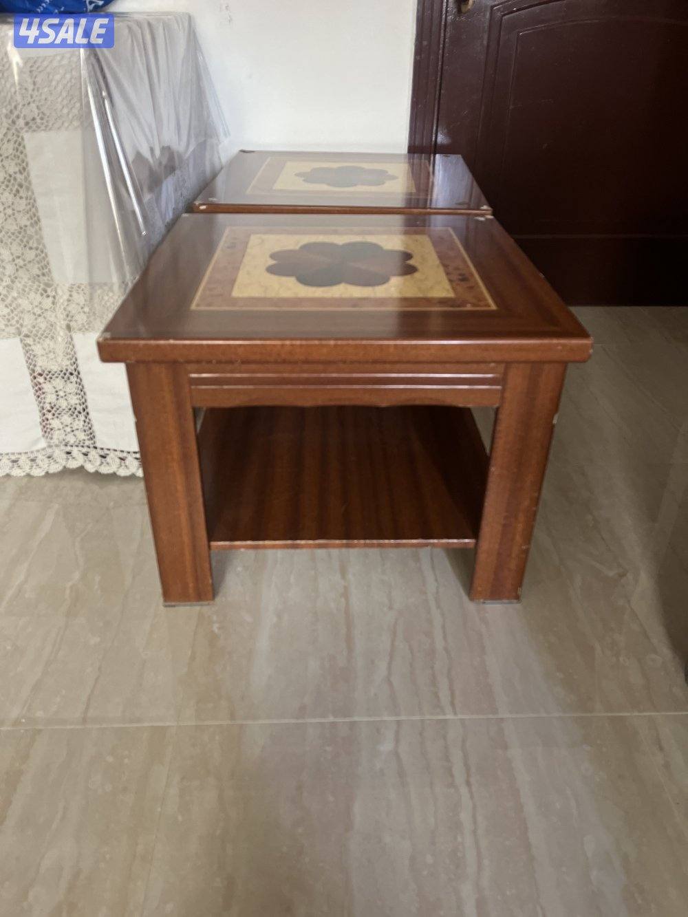 طاولتين دورين خشب بحالة جيدة الارتفاع ٤٥سم طول عرض ٦٠سم0