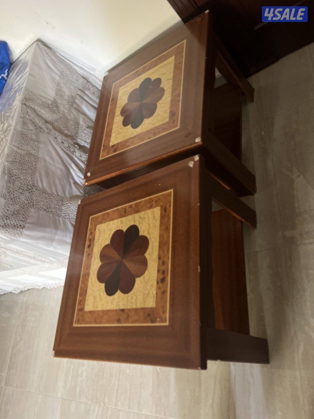 طاولتين دورين خشب بحالة جيدة الارتفاع ٤٥سم طول عرض ٦٠سم1