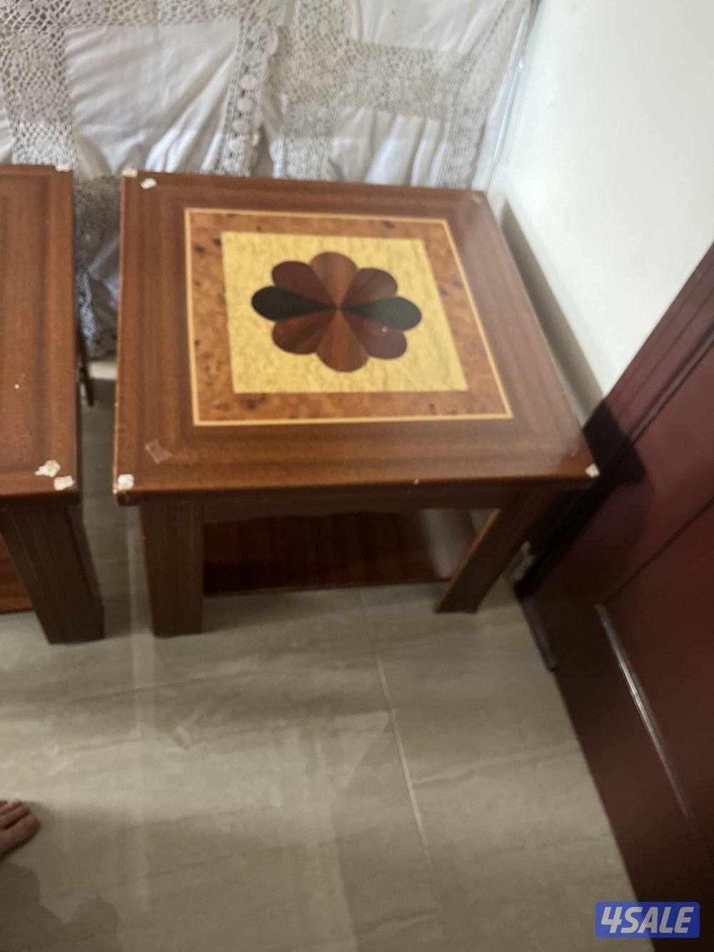 طاولتين دورين خشب بحالة جيدة الارتفاع ٤٥سم طول عرض ٦٠سم2