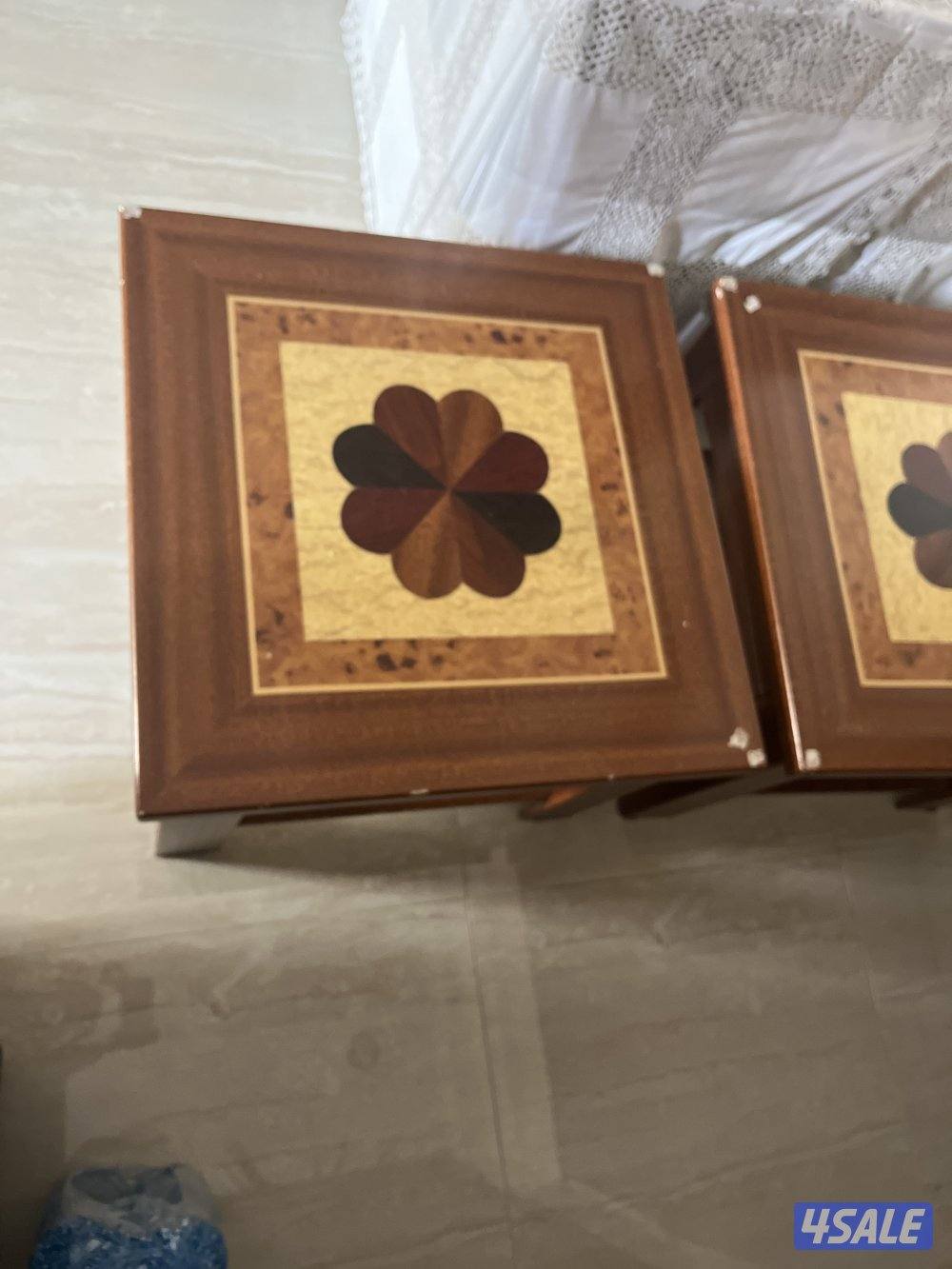 طاولتين دورين خشب بحالة جيدة الارتفاع ٤٥سم طول عرض ٦٠سم3